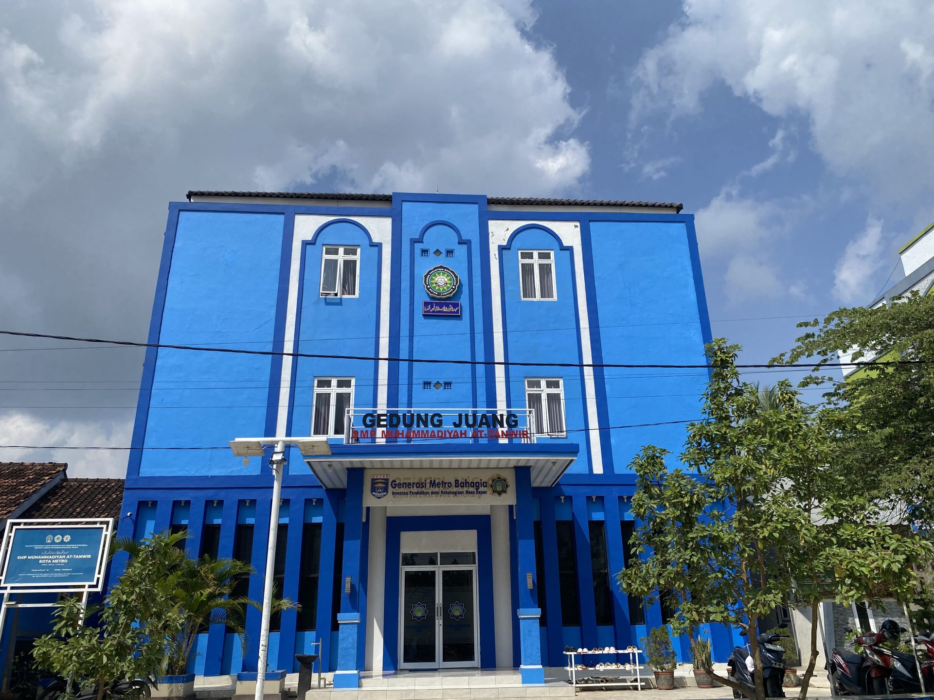 GEDUNG SEKOLAH SMP PUTRI